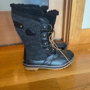 New with tags Womens Sorel Insulted Boot. Size 8.